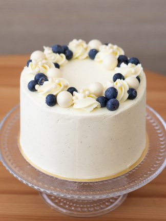 Mustikka-valkosuklaa kakku