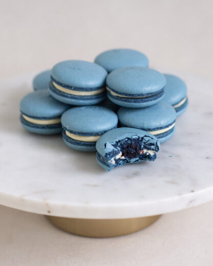 Mustikka-valkosuklaa macaron - Image 2