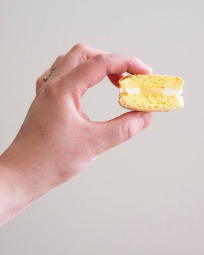Sitruuna-valkosuklaa macaron - Image 2