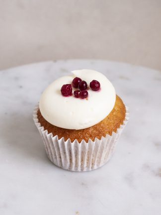 Puolukka-kinuski kuppikakku