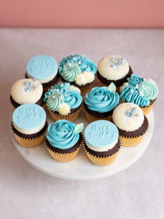 syntymäpäivä kuppikakkuja tarjottimella