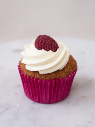 Vadelma-kerma kuppikakku