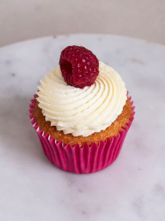 Vadelma-valkosuklaa kuppikakku