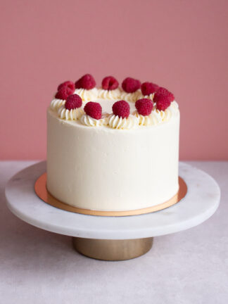 vadelma-valkosuklaaa kakku